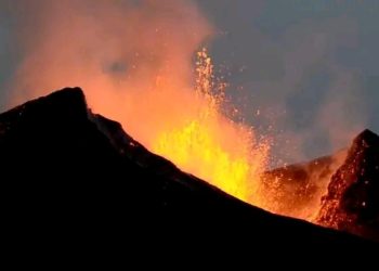 Ikirunga cya Nyamuragira kirimo ku ruka.