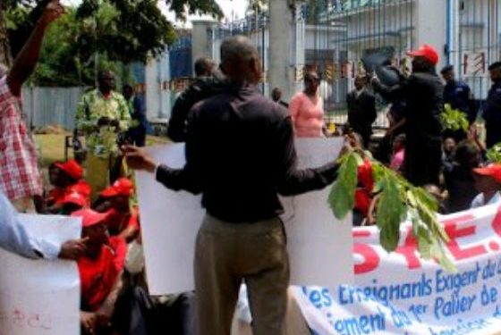 Mu mujyi wa Uvira abarimu bakoze imyigaragambyo.