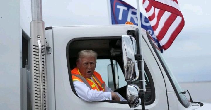 Amerika: Trump ubwo yari mu modoka itwara ibishingwe, yatangaje amagambo akaze.