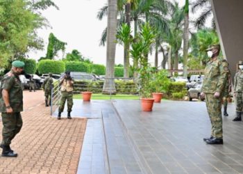 Gen Muhoozi yagiranye ibiganiro n’umugaba w’ingabo za RDC.