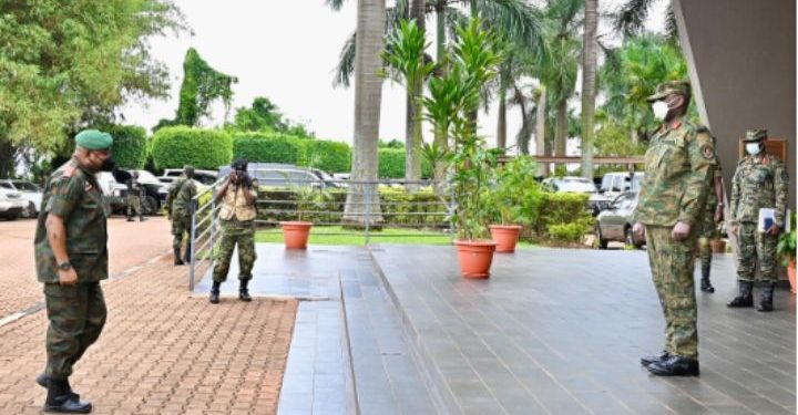 Gen Muhoozi yagiranye ibiganiro n’umugaba w’ingabo za RDC.