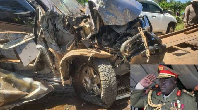 Muri Uganda, imodoka yarimo abajenerali batatu yakoze impanuka ikomeye.