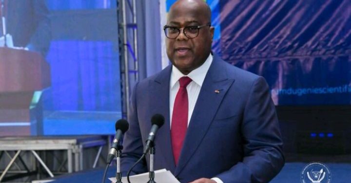 Perezida Tshisekedi yikomanze ku gatuza agaragaza uburyo perezida Kagame amutinya.