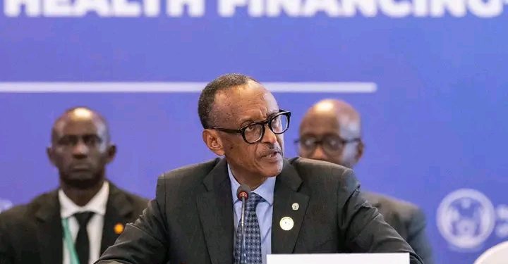 Perezida Kagame yageneye ubutumwa abavuga ko azabapfukamira.