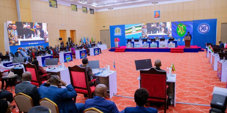 Iby’inama ya EAC na SADC i Dar es Salaam muri Tanzania.