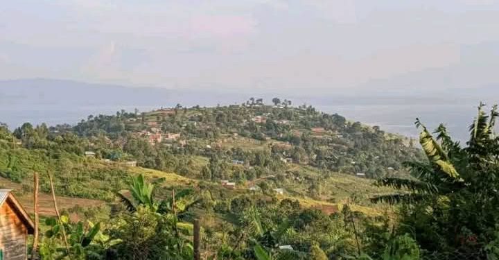 Abasirikare bayobowe na Lt.Gen. Masunzu, basahuye n’abaturage bitakekwa ko bosahura!