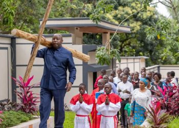 Perezida Ndayishimiye yikoreye umusaraba.