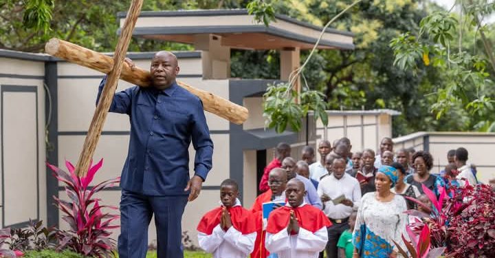 Perezida Ndayishimiye yikoreye umusaraba.