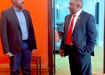 Gen Muhozi yahuye na perezida Ramaphosa amushikiriza n’ubutumwa bwa perezida Museveni.