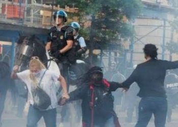 Abantu babarirwa mu bihumbi bakoze imyigaragambyo yo  kwa magana perezida Trump.