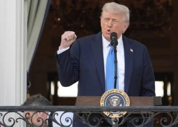 Trump yasinye itegeko ribuza abantu bava mu bihugu birenge 10 kutazinjira muri Amerika.