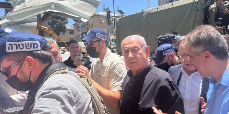 Israel: Netanyahu yasuye aho ibisasu byasenye