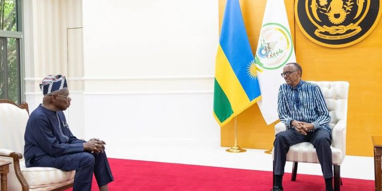 Perezida Kagame yagiranye ibiganiro na Olusegun Obasanjo.