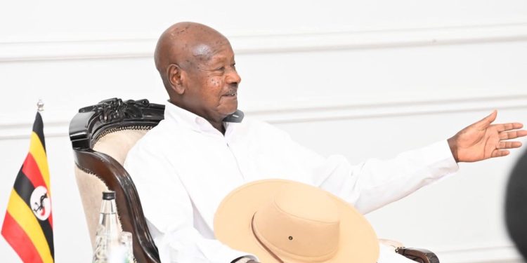 Uganda: Perezida Museveni azongera yiyamamaze.