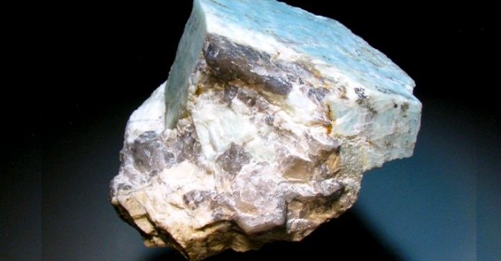 Ibyimbitse ku gitabo kivuga hejuru y’amabuye y’agaciro cyanditswe na Mundekeza.