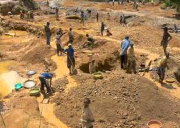 Kivu y’Epfo: Abakora ubutabazi bari kugerageza bashakisha abagwiriwe n’ikirombe.