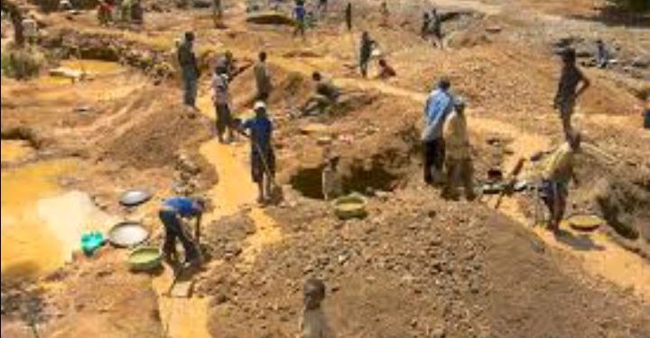 Kivu y’Epfo: Abakora ubutabazi bari kugerageza bashakisha abagwiriwe n’ikirombe.