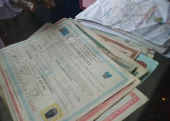 Abanyeshuri mu Bibogobogo bishimiye diplome zabo zasohotse, aho banatsinze ku kigero cyo hejuru.