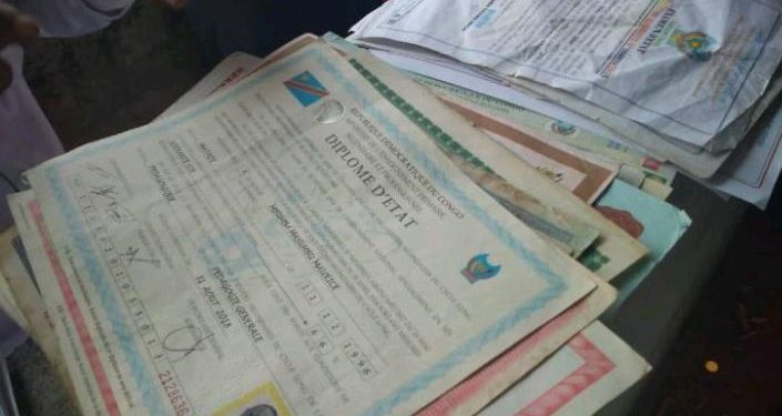 Abanyeshuri mu Bibogobogo bishimiye diplome zabo zasohotse, aho banatsinze ku kigero cyo hejuru.