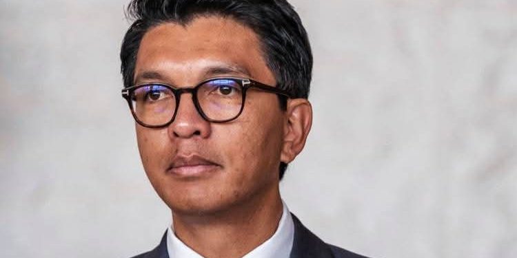 Perezida wa Madagascar yahungiye mu kindi gihugu