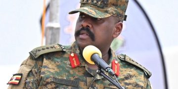 Gen.Muhoozi yagize icyo avuga kubakomeje kuvuga ku buzima bwa se
