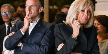 Hagaragajwe ko umugore wa perezida w’u Bufaransa yagize ihungabana, havugwa n’icyarimuteye