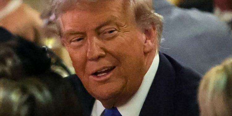 Perezida Trump akomeje kunengwa ku myitwarire ye mu gihe Leta yari yahagaritse imirimo