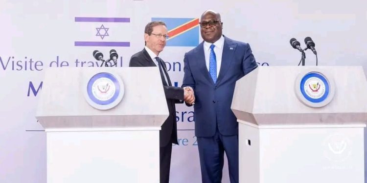 Perezida wa Israel Herzog yageze i Kinshasa, yakirwa na Tshisekedi
