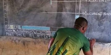 Umwarimu Washushanyaga Microsoft Word ku Kibaho  Yahindutse Ikimenyabose ku Isi, inkuru irambuye