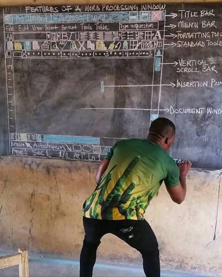 Umwarimu Washushanyaga Microsoft Word ku Kibaho Yahindutse Ikimenyabose ku Isi, inkuru irambuye