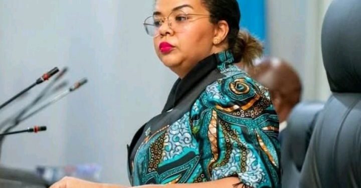 Minisitiri Kayikwamba yajanye mu nkiko ibinyamakuru byamusebeje