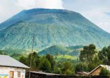 Urubyiruko rw’abakobwa n’abahungu rwiyemeje kwinjira mu gisirikare cya Leta mu rwego rwo kurengera igihugu