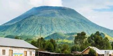 Urubyiruko rw’abakobwa n’abahungu rwiyemeje kwinjira mu gisirikare cya Leta mu rwego rwo kurengera igihugu