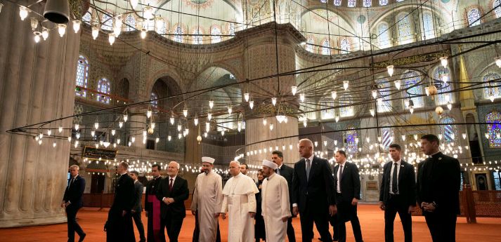 Ntacyo yasengeye, ariko yakoze amateka: Uko Papa Léon XIV yasuye Blue Mosque