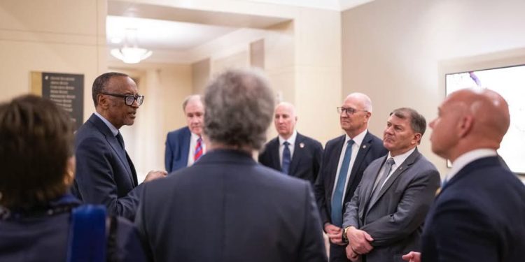 Perezida Kagame yakiriye ku meza abayobozi b’Abanyamerika mbere y’isinywa ry’amasezerano ya Washington