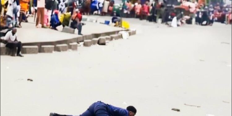 Kinshasa mu Marira, Umupolisi Wamamaye ku Mbuga Nkoranyambaga Yazize Igitero cy’Amabandi(Kaluna)