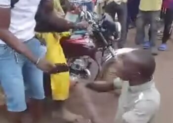 Umunyamulenge Yapfukamishijwe Abazwa Ubwenegihugu Mu Gihugu Cye, Isi Itungurwa n’Ivangura Rigaragara