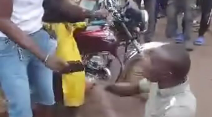 Umunyamulenge Yapfukamishijwe Abazwa Ubwenegihugu Mu Gihugu Cye, Isi Itungurwa n’Ivangura Rigaragara