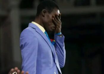 Inkuru Ikomeye y’Umufana wa Congo Wafashe Imitima ya Afurika, Ariko Birangira Ari Amarira