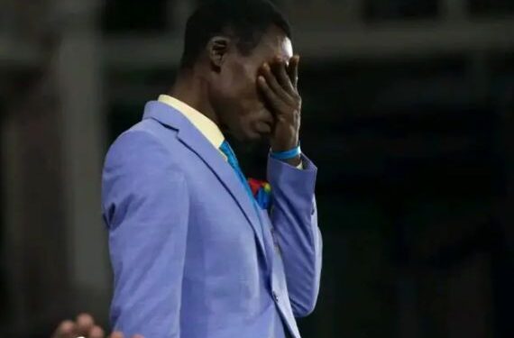 Inkuru Ikomeye y’Umufana wa Congo Wafashe Imitima ya Afurika, Ariko Birangira Ari Amarira