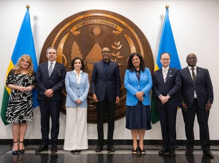 Perezida Kagame Yakiriye Intumwa z’Umuryango w’Ubumwe bw’u Burayi baganira ku Mutekano muke mu Burasirazuba bwa RDC
