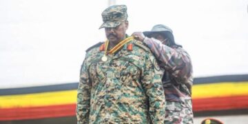 Gen Muhoozi Yambitswe Umudali w’Igihugu n’Umubyeyi We