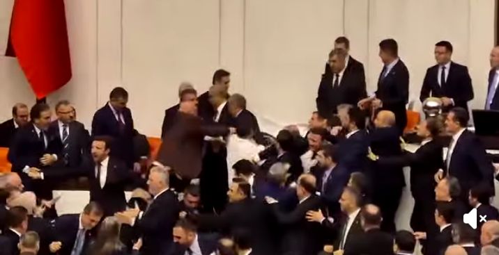 Turukiya: Imvururu n’Ingumi mu Nteko Ishinga Amategeko