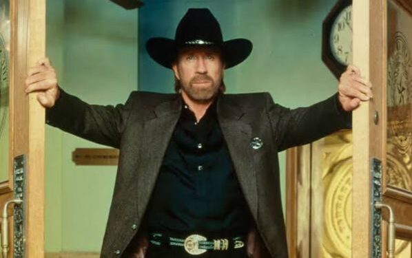 Chuck Norris: Amateka y’Ubuzima bw’Intwari ya Sinema n’Imikino Njyarugamba Yahinduye Isi