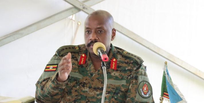 Amagambo ya Gen. Muhoozi ku Muyobozi w’u Butaliyani Yateje Impaka ku Mbuga Nkoranyambaga