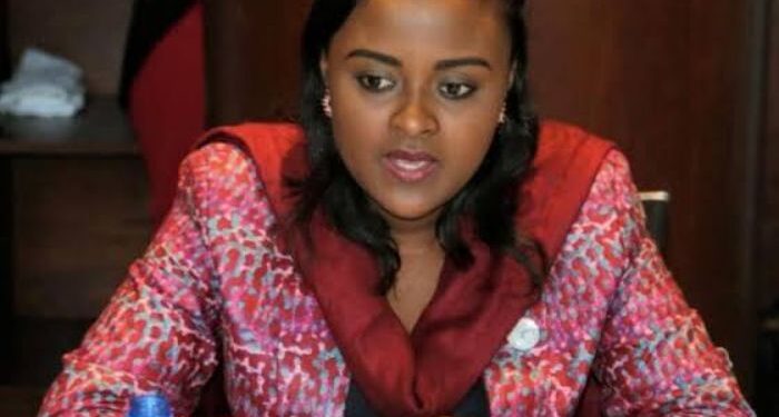Senateri Muyumba Yashinje Ubutegetsi bwa Tshisekedi Gukoresha Intambara yo mu Burasirazuba Nk’Urwitwazo rwo Gukomeza Kwikubira Ubutegetsi