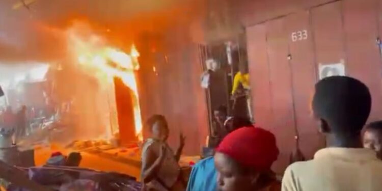 Isoko rikomeye ryo mu Mujyi wa Bujumbura ryafashwe n’inkongi y’umuriro, abacuruzi bahura n’igihombo gikomeye