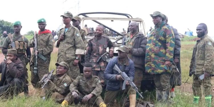 RDC dans une Situation Délicate : Les Manifestations de Kinshasa Fragilisent le Pouvoir de Tshisekedi Alors que la Guerre à Minembwe Prend de l’Ampleur