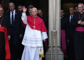 Papa Léon XIV yakiriwe n’imbaga y’abakirisitu i Barcelone mu rugendo rwe rwa mbere rukomeye muri Espagne