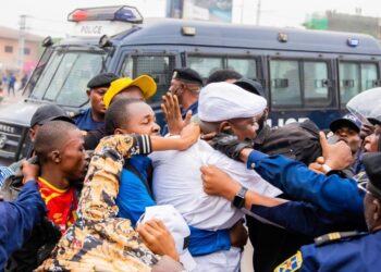 Kinshasa Mu Myigaragambyo Ikomeye: Polisi Ishinjwa Gukoresha Imbaraga Zikabije, Fayulu n’Abandi Bayobozi ba C64 Bakomeretse